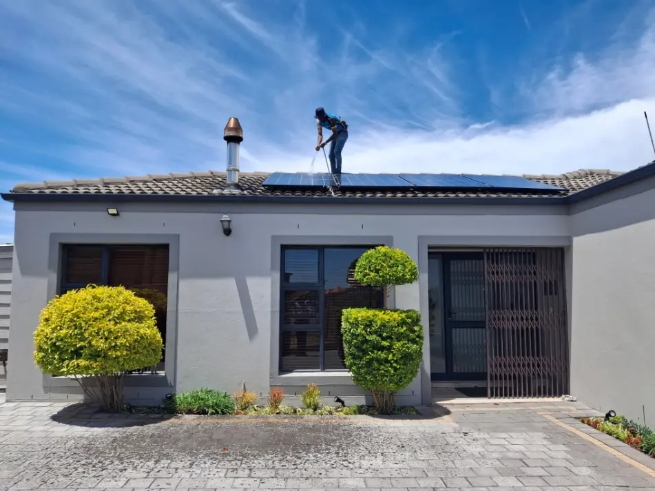 nettoyage-de-toit-panneaux-solaire